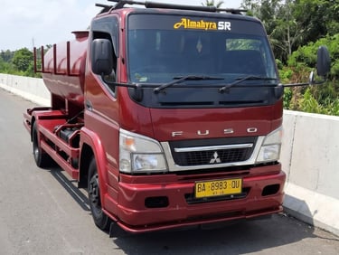 Armada truk sedot tinja Pekanbaru warna merah marun plat BA siap jalan.