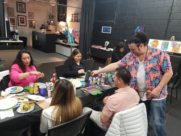 Frank en taller grupal de pintura