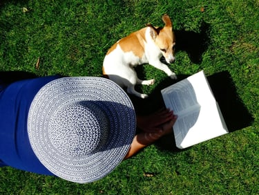 Profite de son jardin pour un moment relax et confort avec son chien