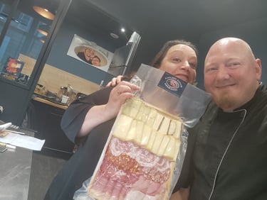 Photo d'Isabelle et Éric Deblangy de Maison Deblangy avec des produits artisanaux à la main