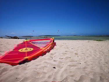 Aile de windsurf sur la plage avec vue panoramique sur la baie de Sakalava
