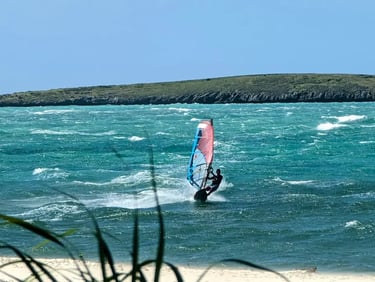 Windsurf en navigation à la baie de Sakalava devant Ocean Lodge à Diego Suarez Madagascar