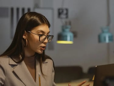 mulher em uma sessão de psicoterapia online para ansiedade