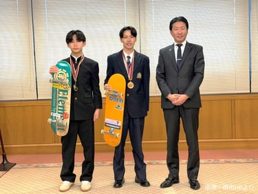 堺市役所で宮本選手、清水選手、永藤市長が記念撮影｜堺市のニュースならサカイタイムズ