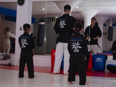 sensei David dando clases de karate a niños en la narvarte
