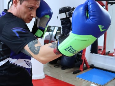 Hombre tatuado entrenando kick boxing en narvarte