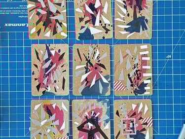 série inverno 25, nove peças em papel craft, ecoline e fitas adesivas, cada uma com aproximadamente 6,3 x 8,8 cm.