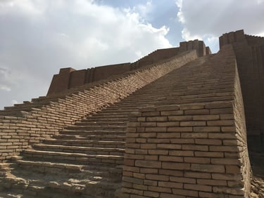 la ziggurat d'Ur est une pyramide à degrés
