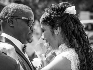 Un couple de mariés amoureux