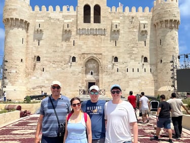 Guia Hadi da Guia de Egito acompanhando turma de turistas de Portugal em visita guiada ao Forte de Qaitbay, Alexandria. 