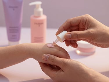 Manos de madre e hija probando productos de belleza, enfoque en detalles, luz natural, tonos rosados, shallow depth of field, 35mm