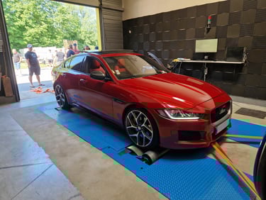 Une voiture sur banc de puissance