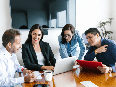 Líder praticando feedback construtivo com colaborador, exemplo de liderança situacional.