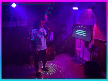 Mergina dainuoja karaoke 