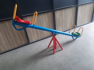 Ayunan jungkat-jungkit logam warna-warni untuk anak-anak
