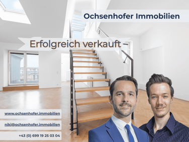 Two real estate agents for Ochsenhofer Immobilien in a modern, bright apartment with a wooden staircase.