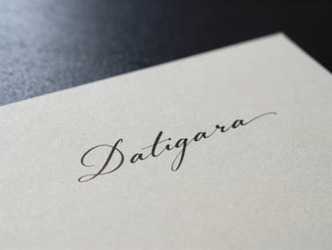 Détail macro de papier texturé épais avec une signature élégante à l'encre noire, éclairage latéral doux, esthétique sobre.