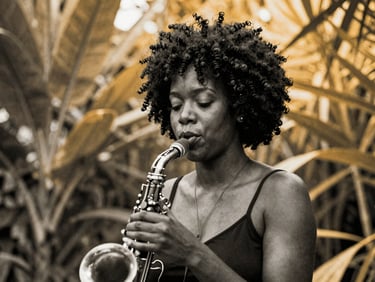 Portrait noir et blanc d'une chanteuse de jazz afro-caribéen, éclat de lumière dorée, 35mm