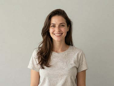 Portrait serein d'une femme médium souriante en lumière naturelle, fond clair, style éditorial