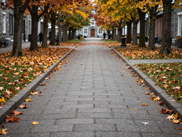 Allée en pavé uni balayée et propre à Québec, feuilles d'automne colorées soigneusement rassemblées en arrière-plan.