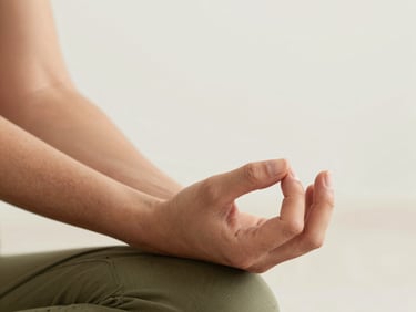 eine Hand im Chin Mudra auf einem Knie