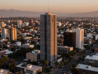 Vista panorámica aérea de Atizapán de Zaragoza al atardecer, mostrando urbanizaciones de lujo y áreas verdes, con una atmósfera de calma y desarrollo.