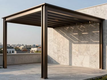 Detalle de una pérgola bioclimática moderna en una terraza de lujo, perfiles metálicos limpios y juego de luces y sombras geométricas.