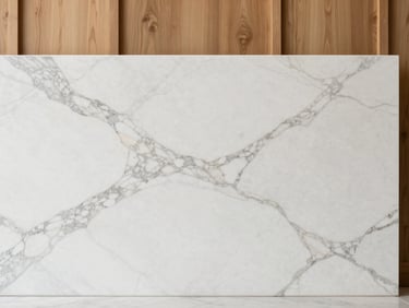 Primer plano de textura de mármol blanco de Calacatta y veta de madera de roble natural, iluminación natural suave, estilo editorial de lujo.