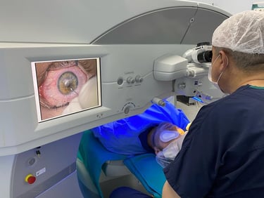 göz doktoru şeref öğretmenoğlu lazer ameliyatı yaparken