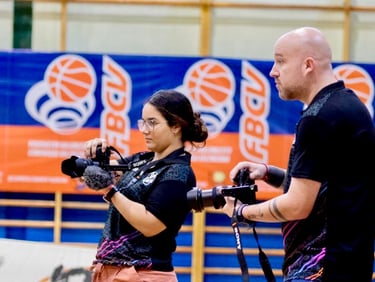 Filmmakers captando contenido para activaciones durante un evento deportivo