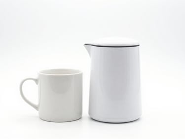 Uma garrafa térmica moderna e uma caneca de design minimalista sobre um fundo branco, com iluminação de estúdio brilhante e alto contraste.