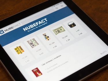 Interfaz de punto de venta rápido de NUBEFACT en una tableta, mostrando botones de productos con precios en dólares y un ticket de venta listo para imprimir.