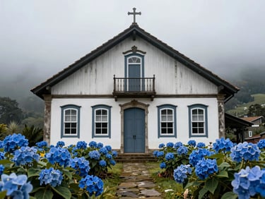 Fachada de pedra e madeira de uma antiga casa colonial em Gramado, cercada por hortênsias azuis sob uma névoa suave de inverno.