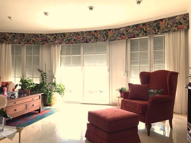 Cortinas visillo blanco y bandó tropical a medida Tenerife - Sillón orejero retapizado en Radazul.