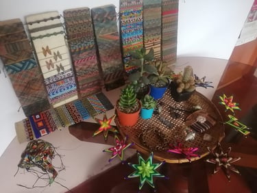 Exhibición de artesanías junto a plantas: macramé, mostacilla, mandalas