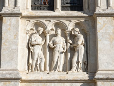 Détail de la pierre blanche sculptée et vitraux de la cathédrale d'Arras