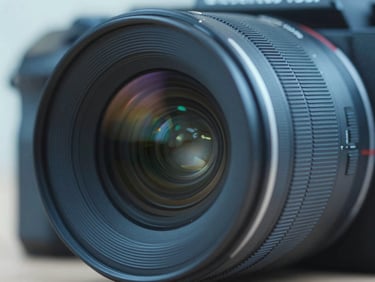 Fast-paced tech product review video still, crisp close-up of a camera lens, dynamic lighting, high-contrast details, cool blue grading.