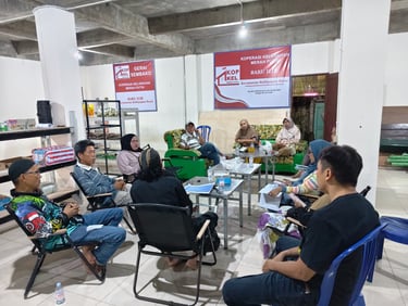 Community meeting at Koperasi Kelurahan Merah Putih in Balikpapan Barat with people seated for a discussion.