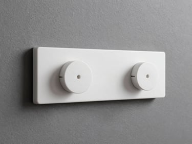 WC suspendu moderne à commande murale double flux, design minimaliste blanc sur fond de carrelage gris ardoise, finition soignée.