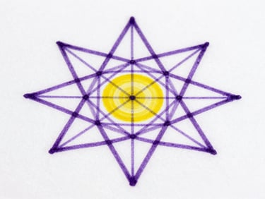 Primer plano de geometría sagrada en pintura visionaria, líneas precisas, colores violetas profundos, luz natural, fondo blanco.