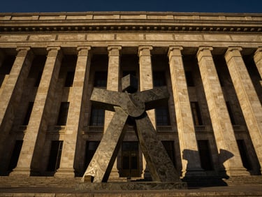 Escultura abstracta moderna frente a la Suprema Corte de Justicia de la Nación, con arquitectura imponente de fondo, luz dramática, gran angular, 35mm.