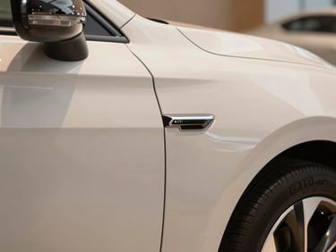 Citadine blanche moderne dans un showroom, gros plan sur le badge de certification, lumière douce, rendu réaliste.