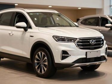 SUV familial blanc nacré dans un showroom avec des détails chromés, cadrage réaliste, lumière douce et homogène.