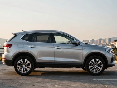Side profile of a silver SUV parked in an open lot in Maltepe, late afternoon sunlight catching the roof and hood, city skyline faintly visible behind, clean and polished exterior