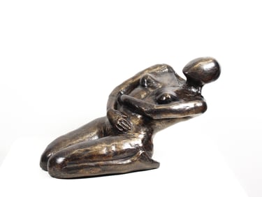 Sculpture de Lode intitulée Éternelle, représentant une femme agenouillée et penchée en arrière