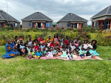 Gruppenbild Betreuer und Kinder Baby Home