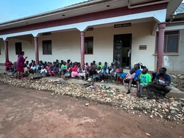 Gruppenbild Betreuer und Kinder Childrens Home'