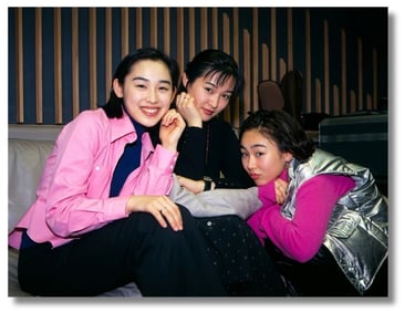 Mika Hoshino (esquerda), Megumi Sato (centro) e Touhorika (direita) o trio do programa "Sonho" e "Av