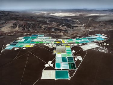 Photo aérienne d'un champ d'extraction de lithium par évaporation de saumure au Chili (©Tom Hegen)