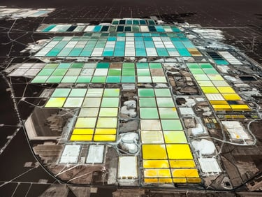 Photo aérienne d'un champ d'extraction de lithium par évaporation de saumure au Chili (©Tom Hegen)